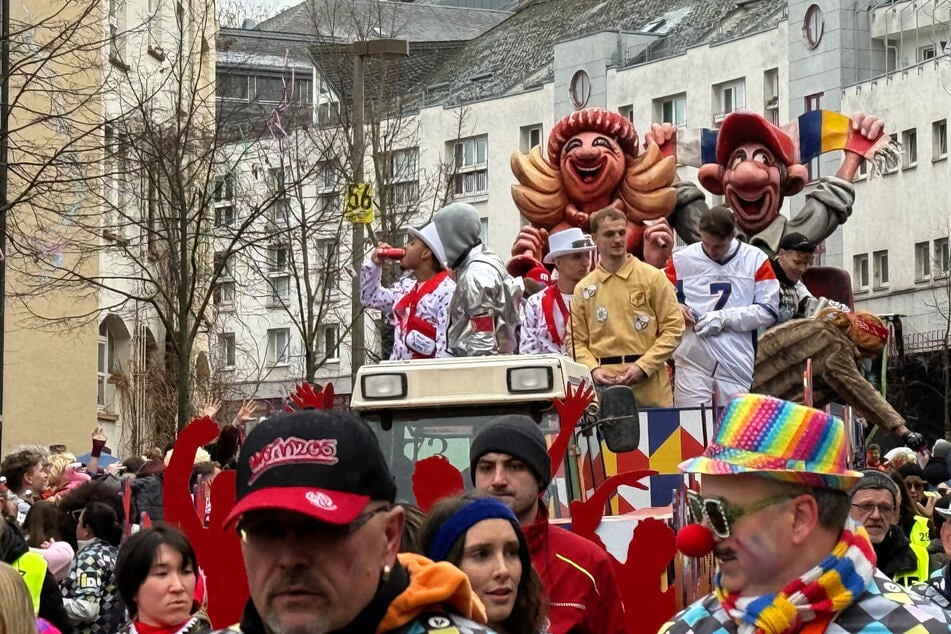 Wegen des Rettungseinsatzes musste der Rosenmontagsumzug kurzzeitig gestoppt werden.