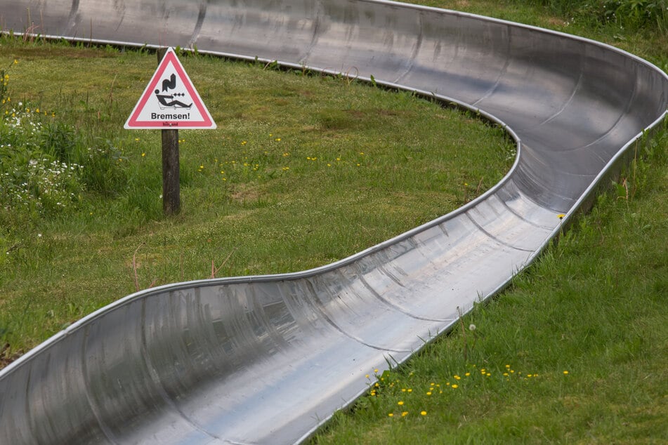 Der Betrieb der Sommerrodelbahn in einem Freizeitpark musste vorübergehend eingestellt werden (Symbolbild).