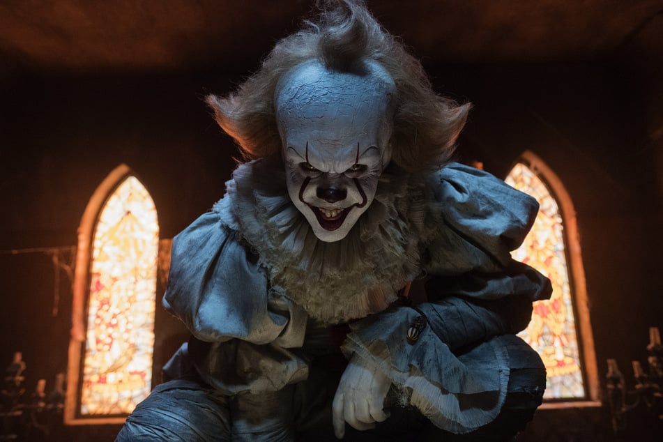 Pennywise jagt Groß und Klein einen Schrecken ein.