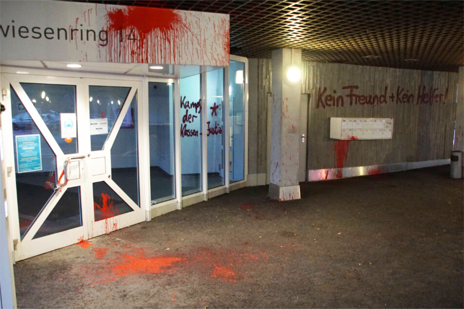 Das Gebäude nach dem "Neujahrsbesuch": Überall rote Farbe und Parolen.