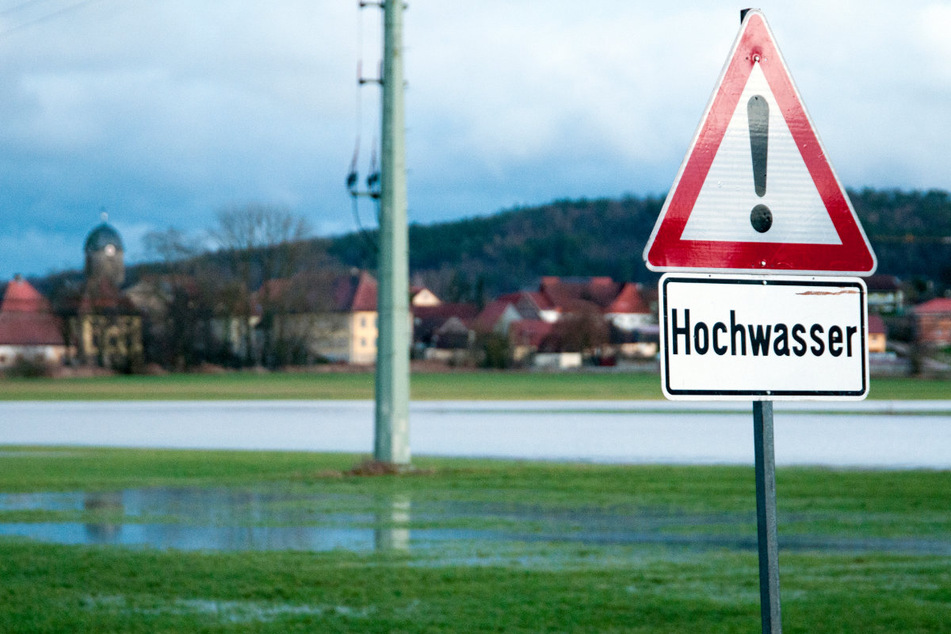 Stehen bald Straßen unter Wasser? Der Hochwassernachrichtendienst Bayern warnt vor Überschwemmungen.