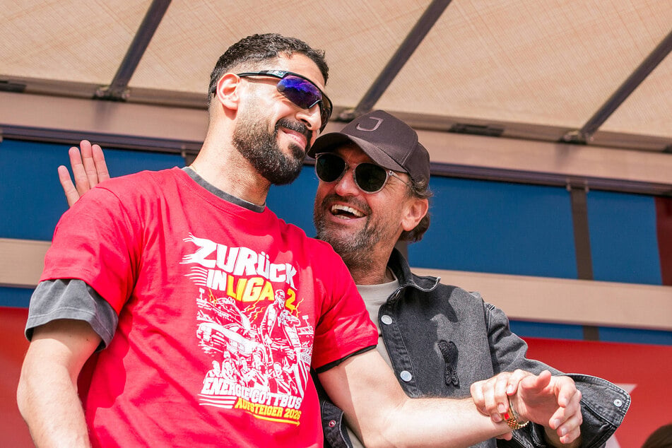 Routinier Tolga Cigerci (34, l.) steht vor dem Verbleib, der Vertrag von Trainer Pele Wollitz (60, r.) hat sich durch den Aufstieg verlängert.