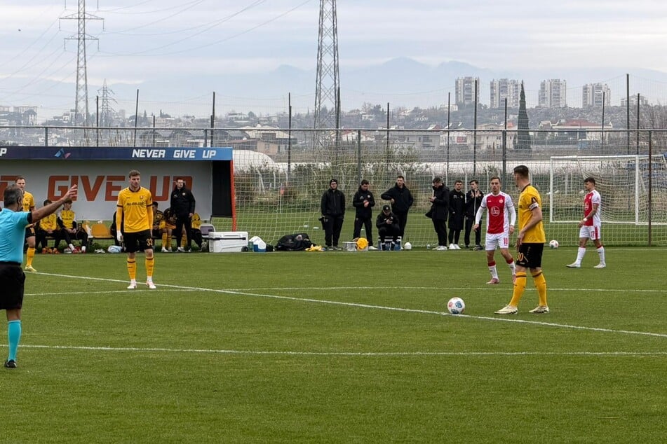 Der Ball rollt wieder. Nun darf auch Dynamo-Kapitän Stefan Kutschke (37, r.) ran.