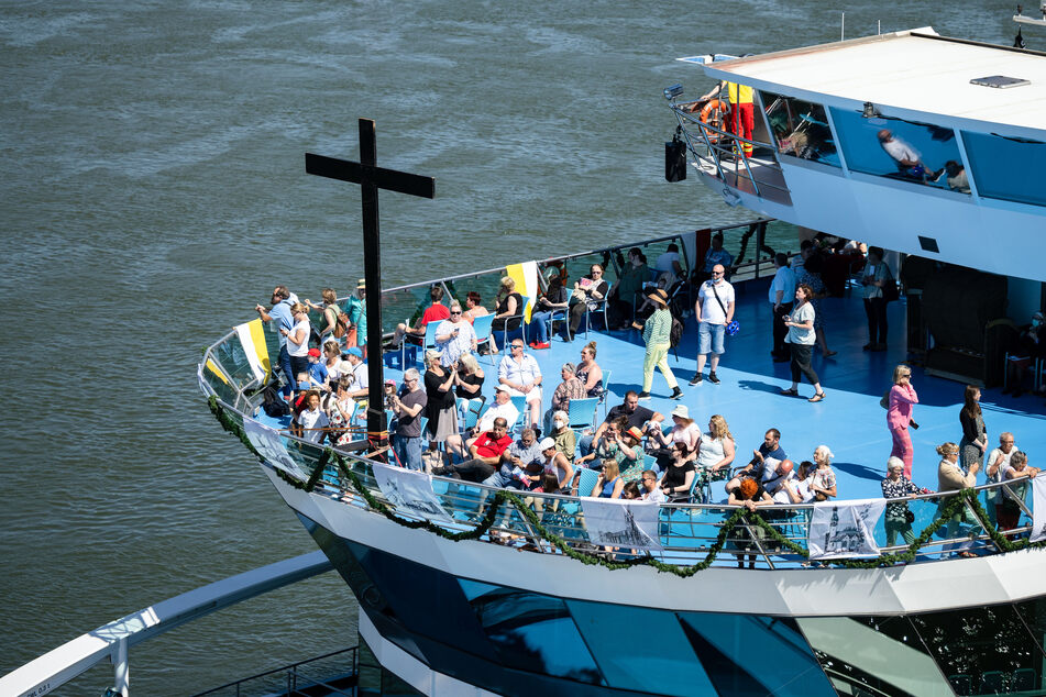 Mit einer Schiffs-Prozession auf dem Rhein in Köln feiern Katholiken das Fronleichnamsfest.