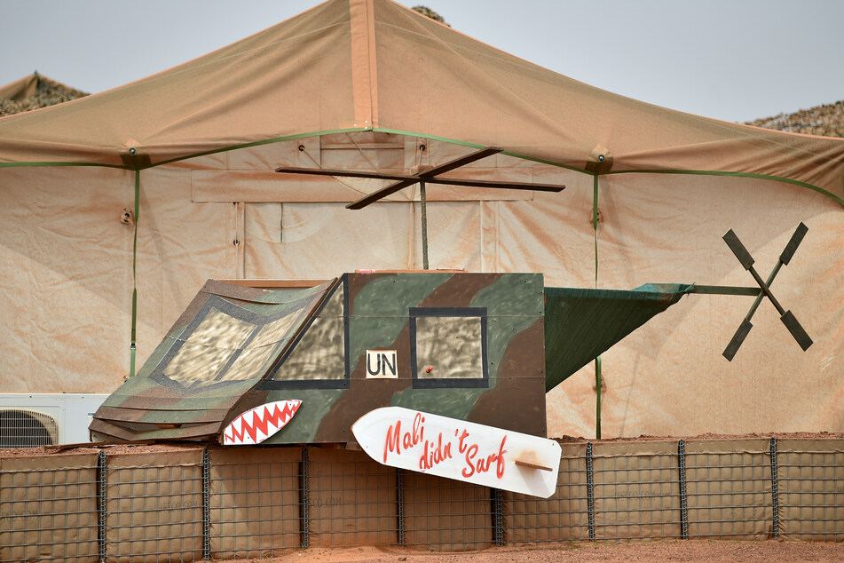 Ein selbstgebastelter Hubschrauber mit der Aufschrift "Mali didn't surf" steht im Camp Castor.