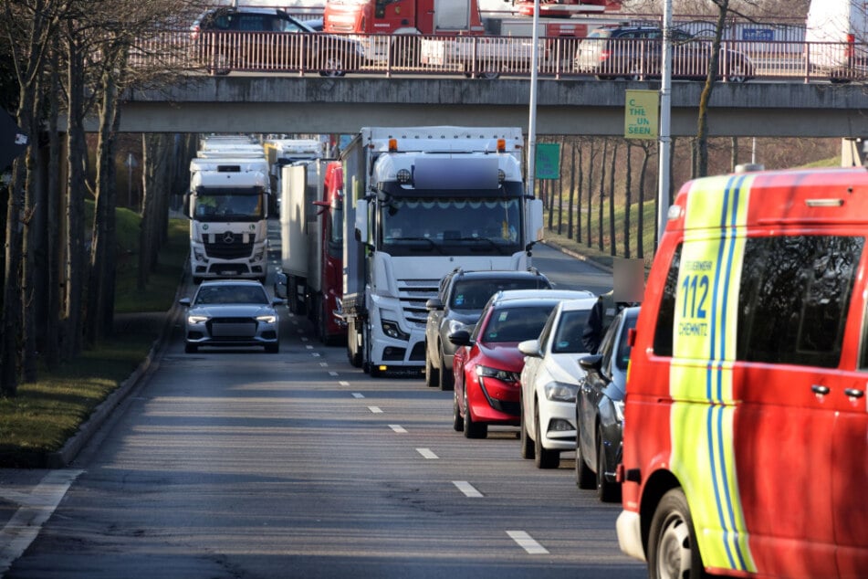 Auf dem Südring ging am Donnerstagmittag nichts mehr - Autos und Laster standen im Stau.
