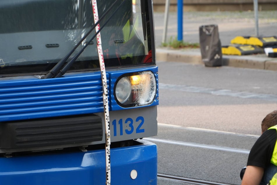 Die Straßenbahn weist deutliche Spuren der Kollision auf.