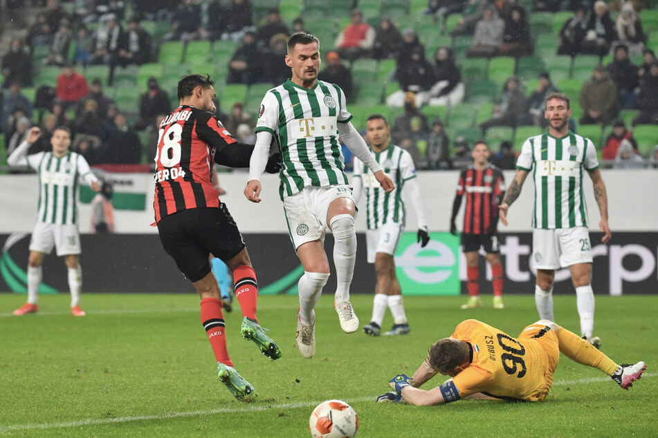 Leverkusens Karim Bellarabi (links) beim Torabschluss, doch der Ball will einfach nicht rein.