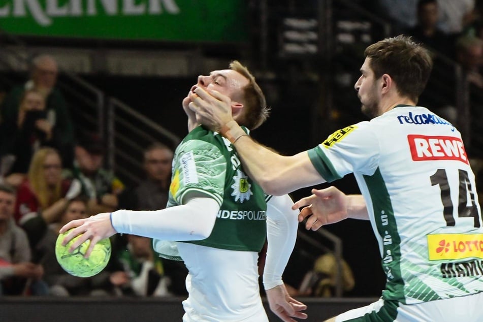 Leipzigs Abwehrchef Mamic (r.) im Zweikampf mit Welthandballer Gidsel (l.).