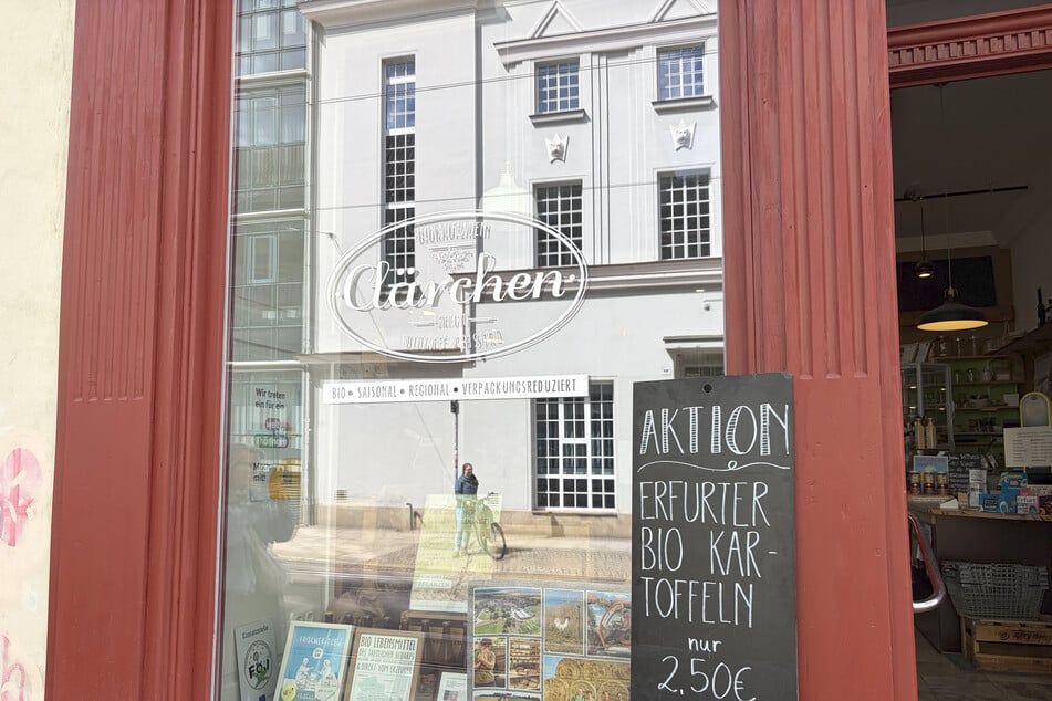 Im "Clärchen" in Erfurt können Kundinnen und Kunden viele Produkte unverpackt einkaufen und frisch zubereitete Speisen im Bistro genießen.