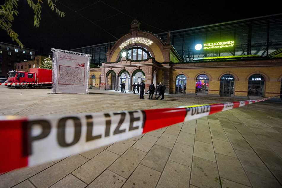 Der Bereich vor dem Erfurter Hauptbahnhof wurde von der Polizei abgesperrt.