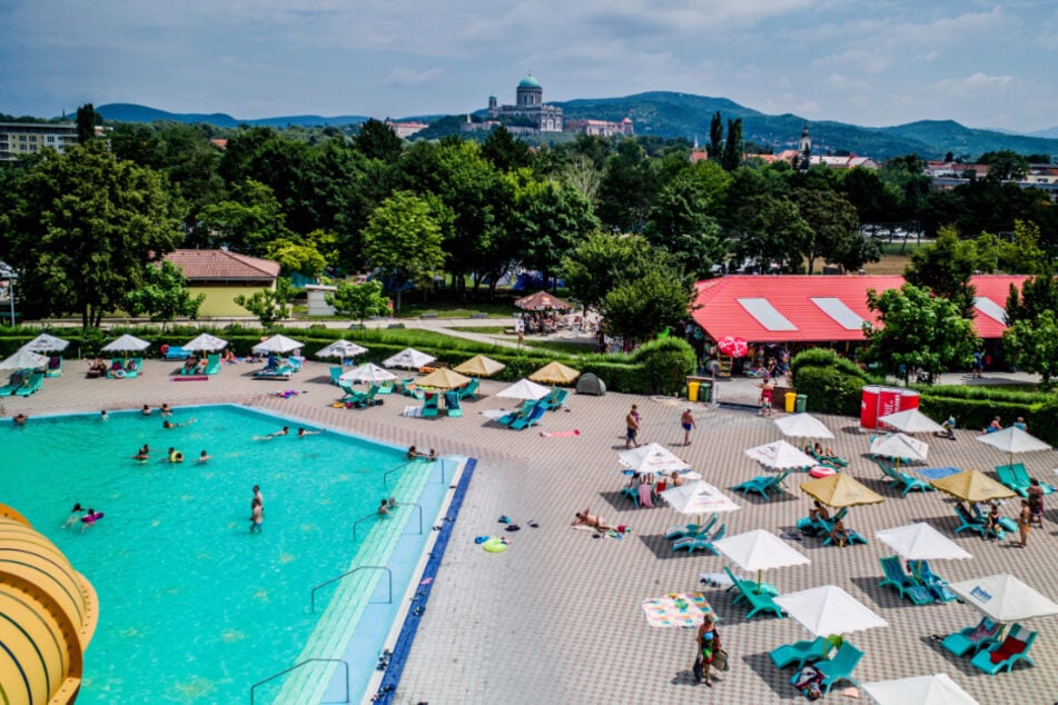 Slowakei, Kolarovo: Badegäste genießen das warme Wetter in einem Schwimmbad nahe der slowakisch-ungarischen Grenze.