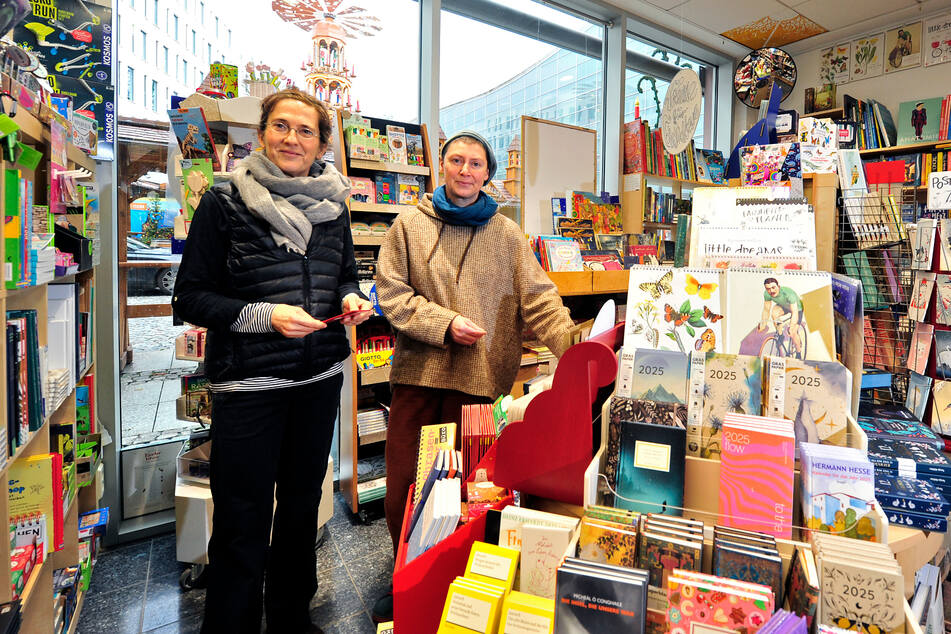 Diana Winkler und Mica Kempe von der Buchhandlung "MonOkel" sind mit dem Standort zufrieden.