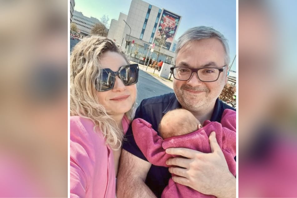 Das Paar schwebt im Familienglück.