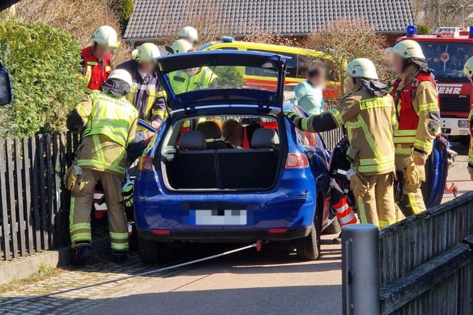 In Limbach-Oberfrohna wurde eine junge Frau (20) zwischen ihrem Auto und einem Zaun eingeklemmt.
