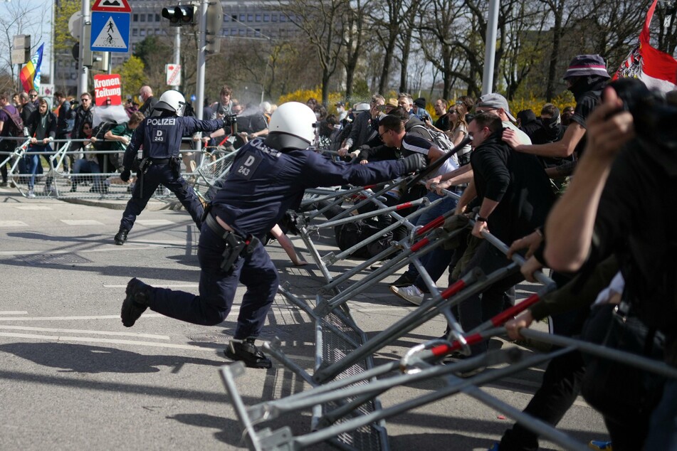 Demonstranten versuchen Straßenabsperrungen zu durchbrechen, die Polizei hält dagegen.