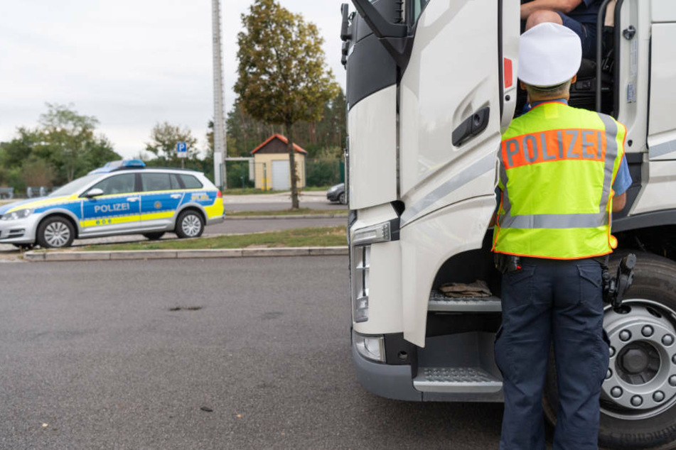 Lkw-Kotrolle auf einem Rastplatz (Archivbild).