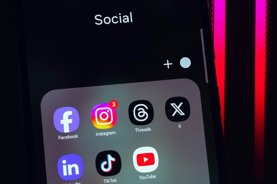 Technical platforms have increasingly come to see the socially run model as an alternative to professional fact control.