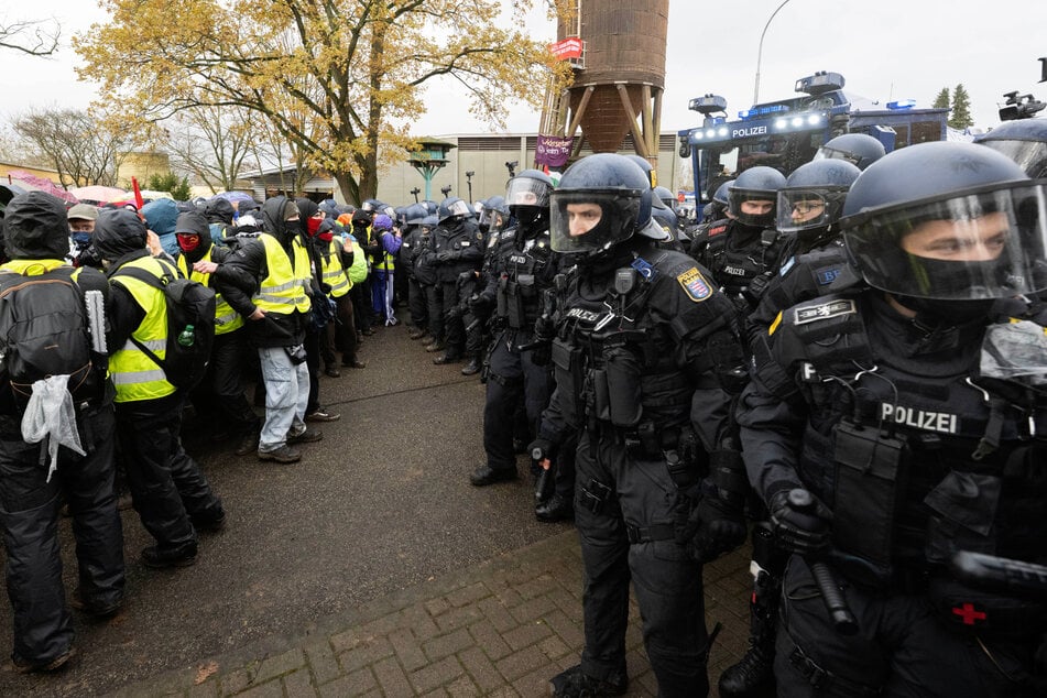 Begleitet wurde der Gründungskongress von massiven Protesten und einem großen Polizeiaufgebot.