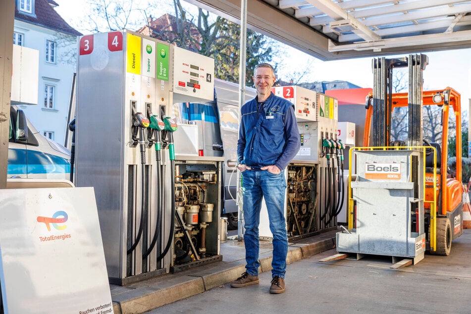Kai Ackermann (58) schließt seine Tankstelle im Dresdner Stadtteil Striesen.