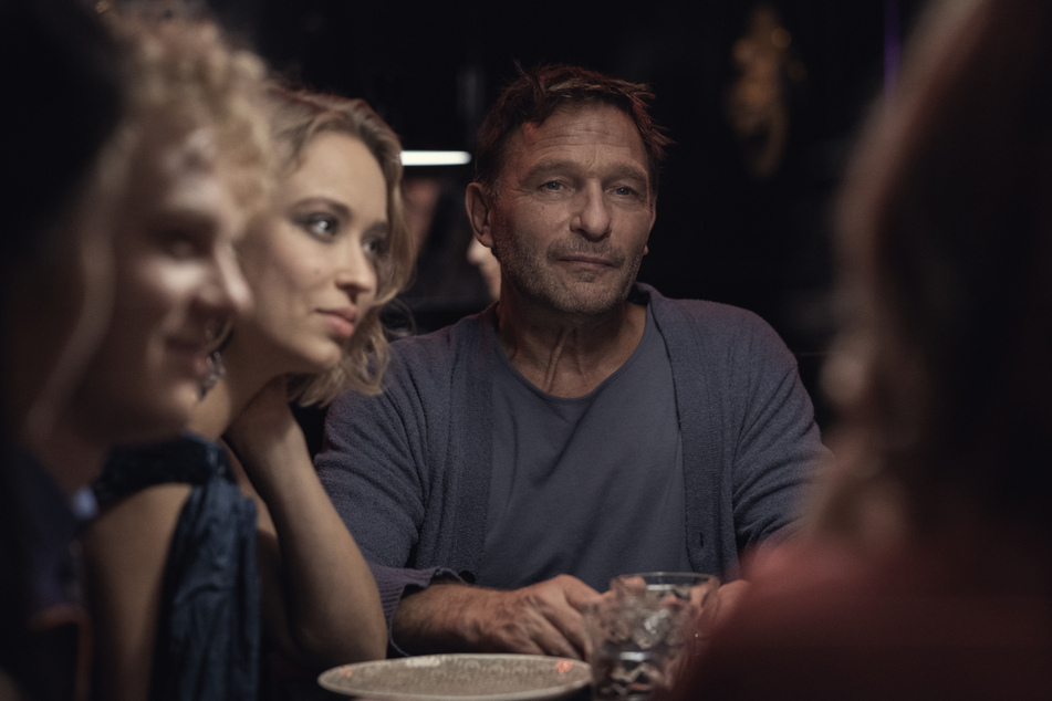 Thomas Kretschmann (58) und Caro Cult (26) in einer Szene aus der zweiten Staffel von "Biohackers". Kretschmann ist neu dabei und spielt den Sohn des Philanthropen Baron von Fürstenberg.