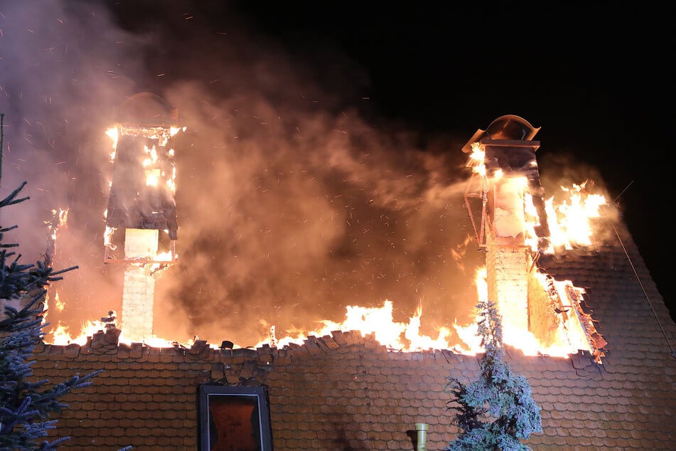 An der Liebknechtstraße in Cossebaude steht ein Wohnhaus in Vollbrand.