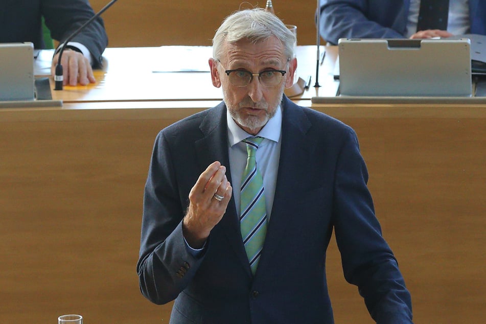 Innenminister Armin Schuster (65, CDU) im Landtag: "Die Polizei soll tun dürfen, was sie können soll."
