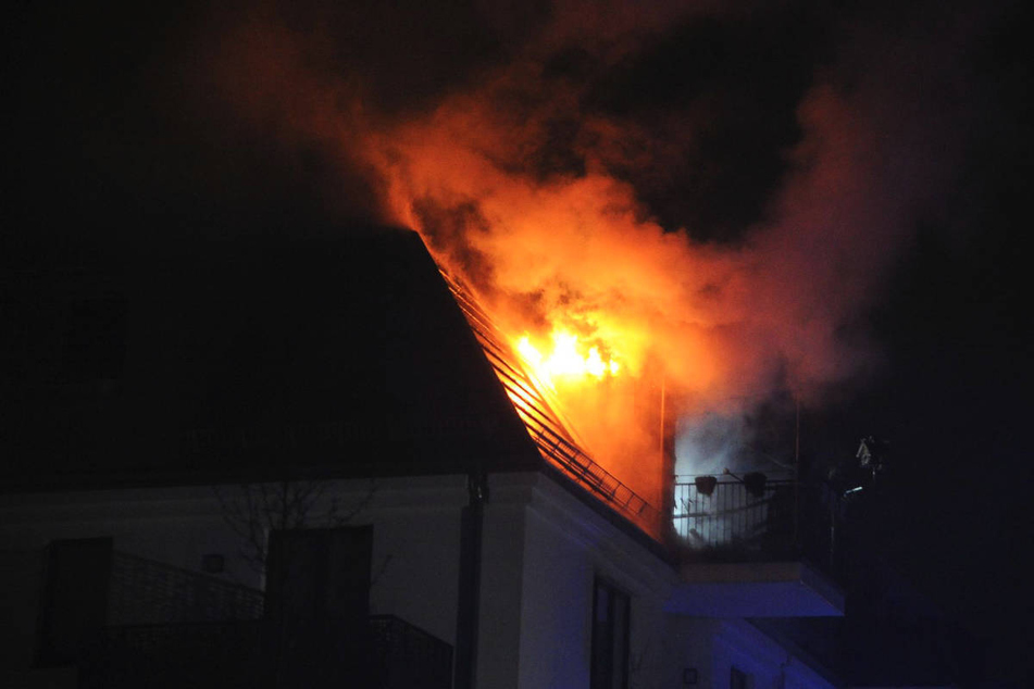 Der Brand war im Dachgeschoss eines Mietshauses in der Regattastraße ausgebrochen.