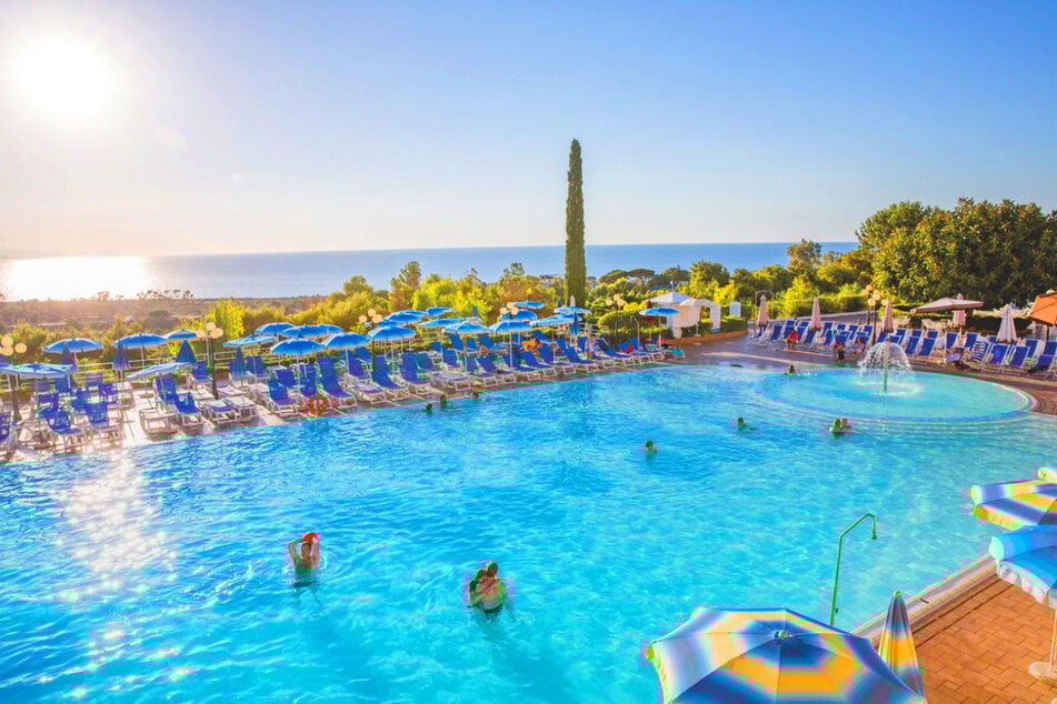 4*-Hotel Costa Verde: komfortable Panoramalage, weitläufige Anlage mit mehreren Pools, privater Sandstrand mit Beachclub