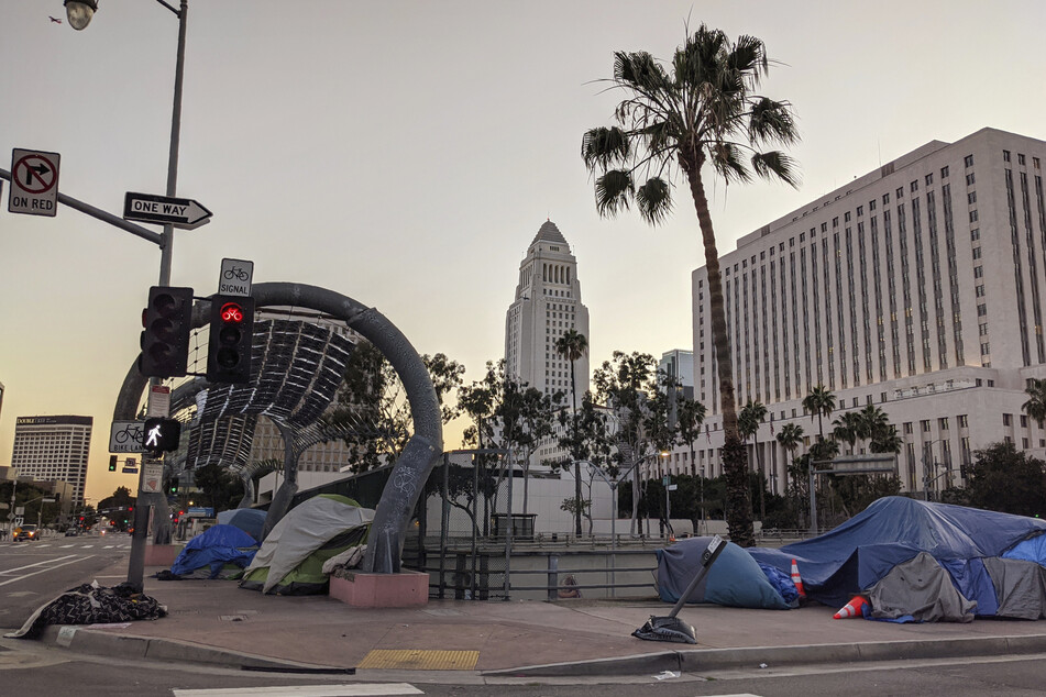 Sie schlafen da, wo andere sich im Glanz ihres eigenen Ruhmes sonnen: die Obdachlosen auf den Straßen von Los Angeles.