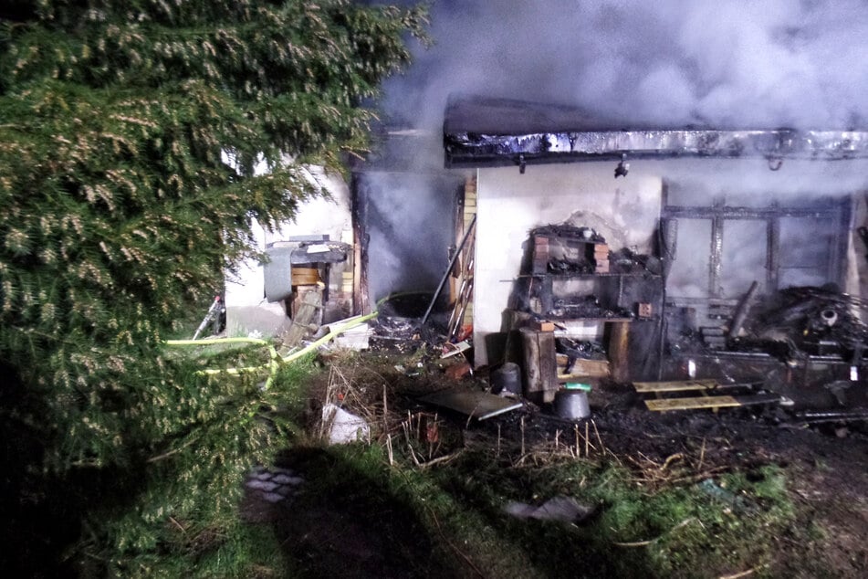 Einfamilienhaus in Flammen: Feuerwehr findet Leiche