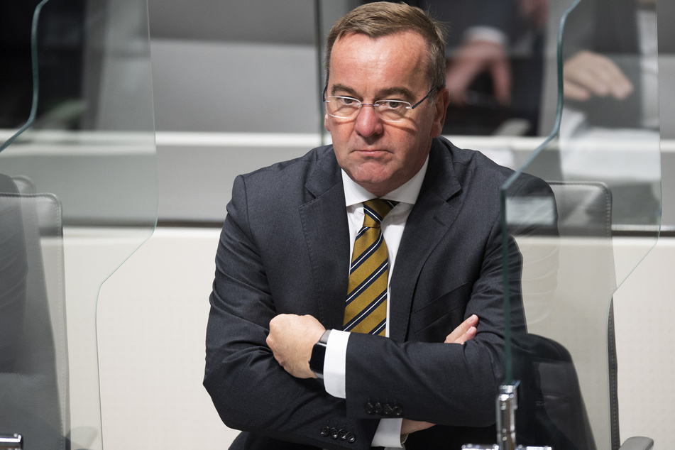Boris Pistorius (SPD), Innenminister von Niedersachsen, sitzt im niedersächsischen Landtag.