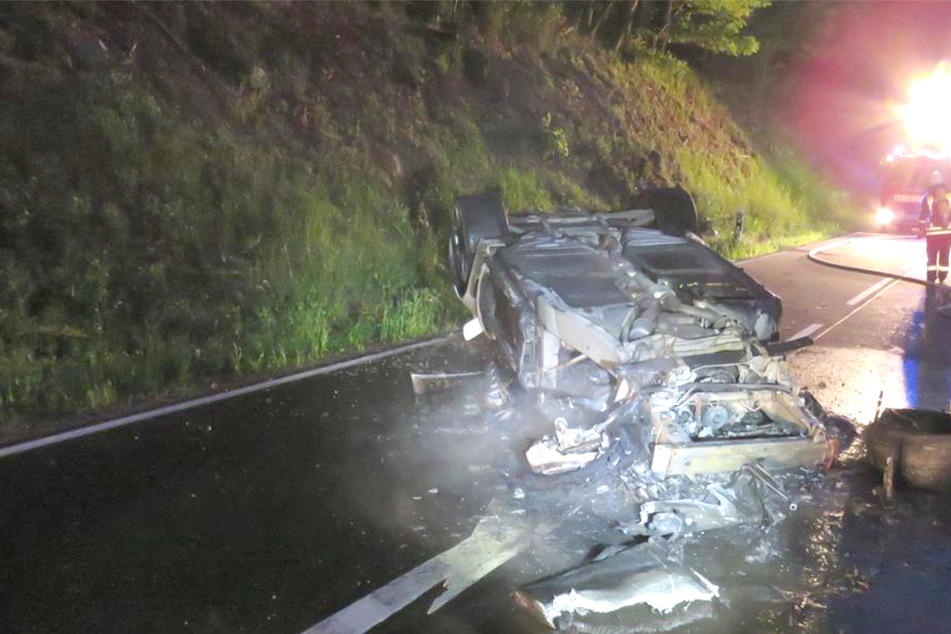 Sportwagen weicht Wildtier aus, kracht gegen Felsen, überschlägt sich und brennt aus