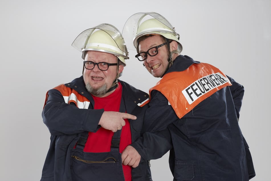 Für "Malzau läuft heißt" schlüpfte Holger Blum mit Thomas Rauch (r.) in die Kluft von Feuerwehrmännern.