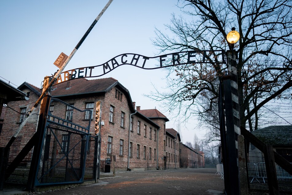 Ein 65-jähriger Mann soll den Spruch "Arbeit macht frei" , der am Lagereingang des KZ Auschwitz steht, für volksverhetzende Zwecke umgeschrieben haben. (Archivbild)