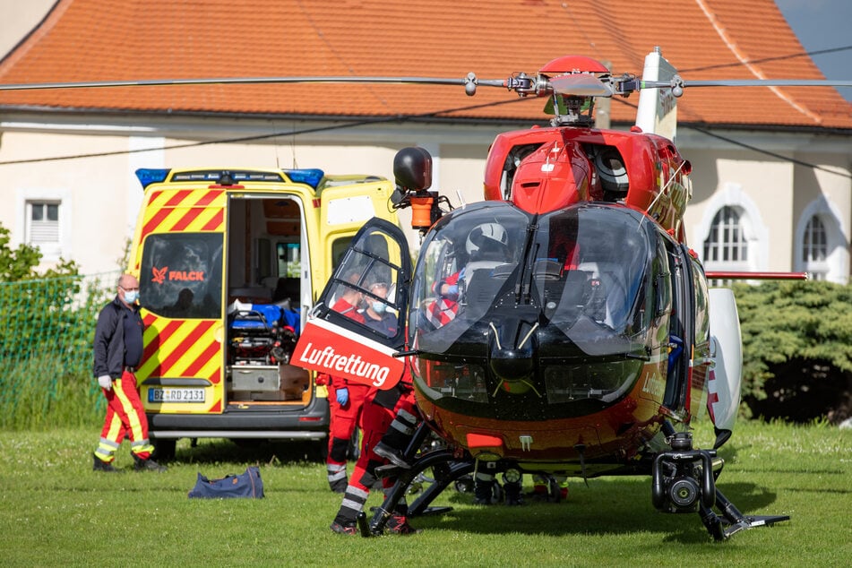 Der schwer verletzte Mann (59) wurde mit dem Rettungshubschrauber in ein Krankenhaus gebracht.