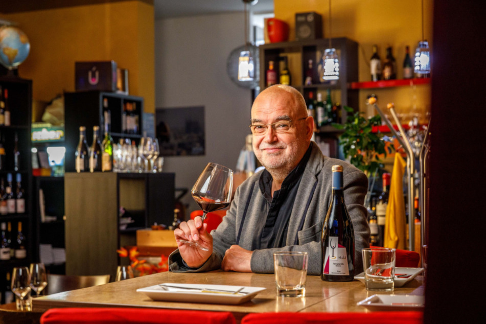 Sieht die 2G-Regel als Grund zum Feiern: Michael Matthes (61), Chef der Dresdner "Wein &amp; Tapas Bar Barceloneta".