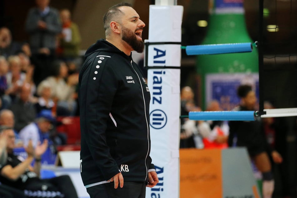 Erst war Trainer Konstantin Bitter (33) weg, jetzt zieht sich Schwarz-Weiß Erfurt komplett aus der Volleyball-Bundesliga zurück.