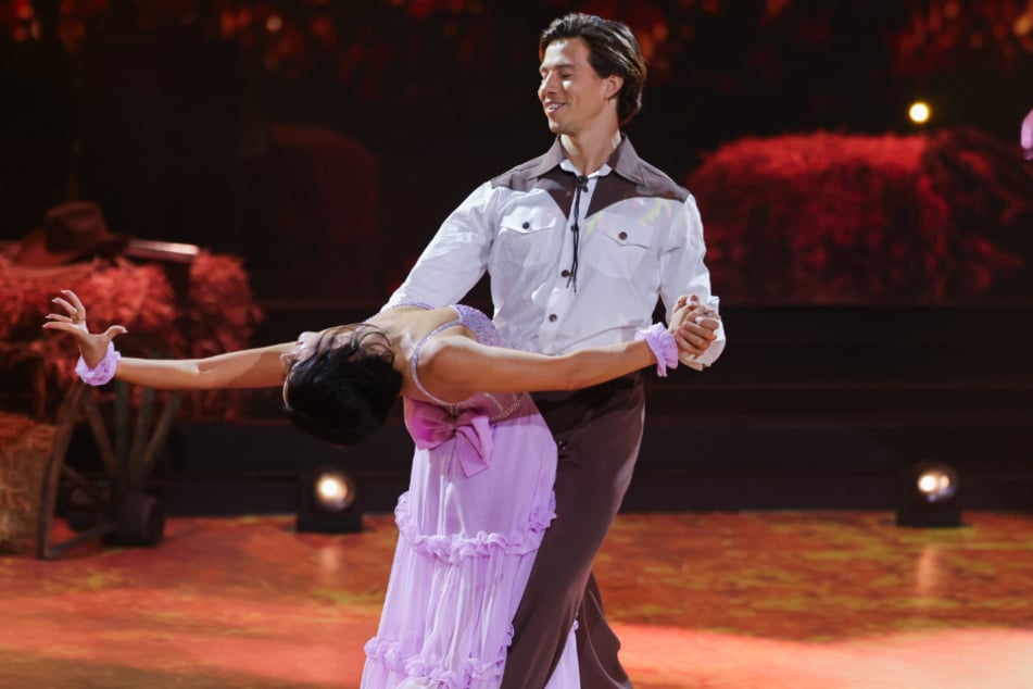 Hinter den Kulissen wird darüber hinaus über einen möglichen Flirt der beiden spekuliert.