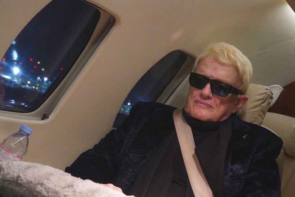 "Heino – Karamba, Karacho, Kult!" - die Doku blickt hinter die Kulissen, zeigt auch private Momente im Flieger wie auch Zuhause.