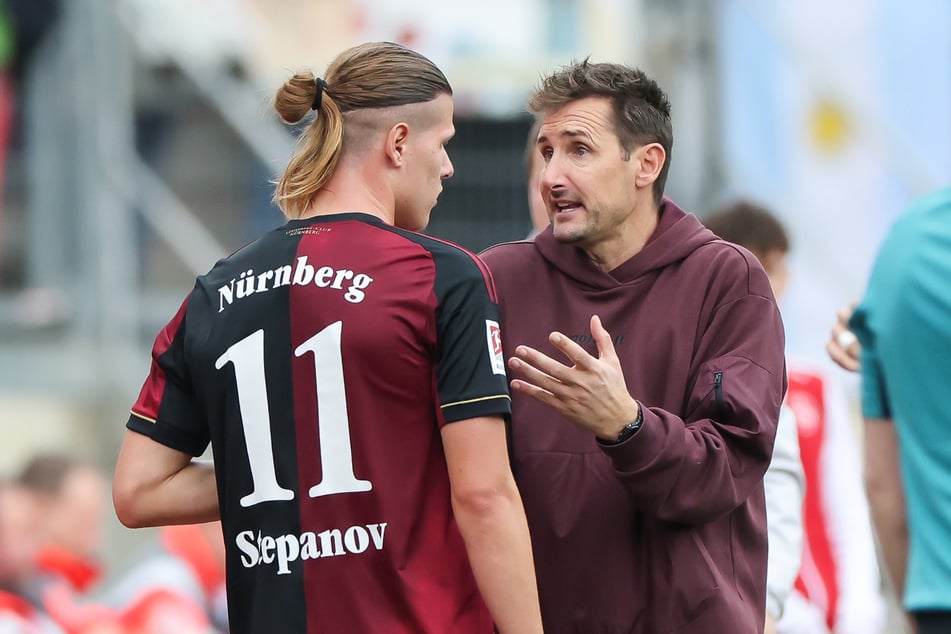 Gehen von nun an getrennte Wege: Miroslav Klose (47, r.) und Artem Stepanov (18).