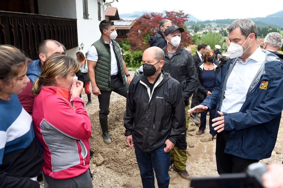 Markus Söder (54, r.), Vorsitzender der CSU und bayerischer Ministerpräsident, und Olaf Scholz (63, SPD, M.), Bundesfinanzminister und Kanzlerkandidat, machten sich vor Ort ein Bild der Lage durch das Unwetter und Hochwasser.