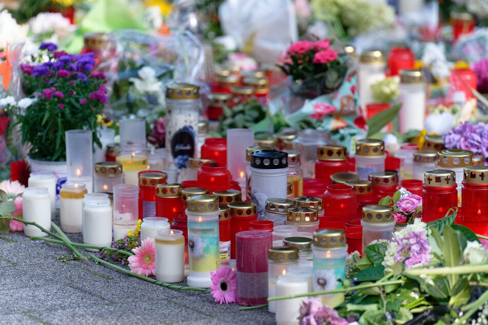 Trauer in Solingen: Zahlreiche Menschen zündeten Kerzen für die Opfer des Messerangriffs an.