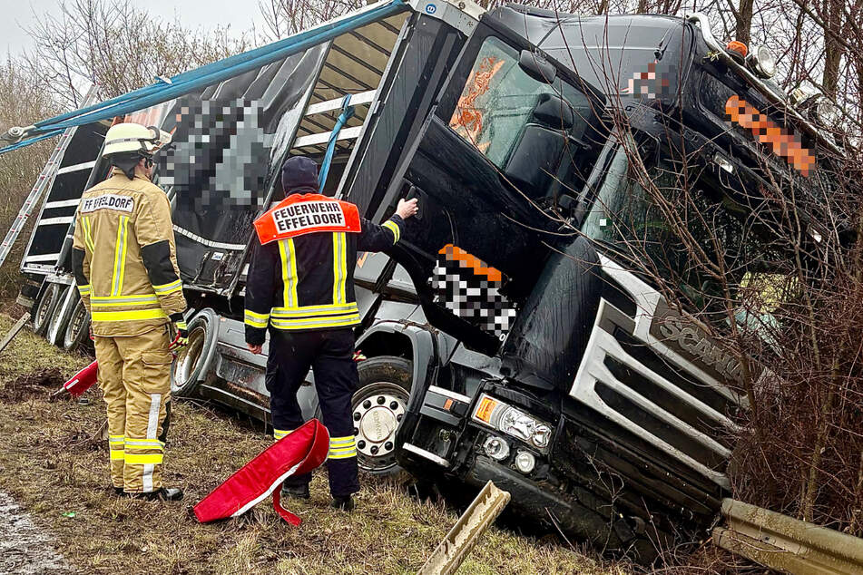 Der Lastwagen kam nach dem Zusammenstoß im Graben zum Stillstand.