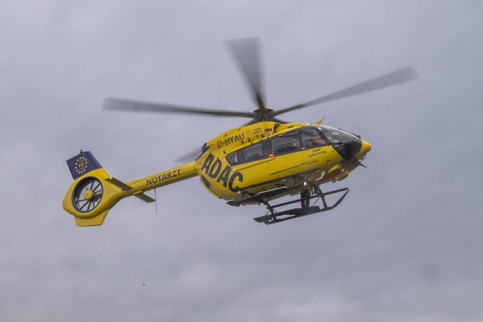 Ein Rettungshubschrauber brachte den Mann in ein Krankenhaus. (Symbolfoto)
