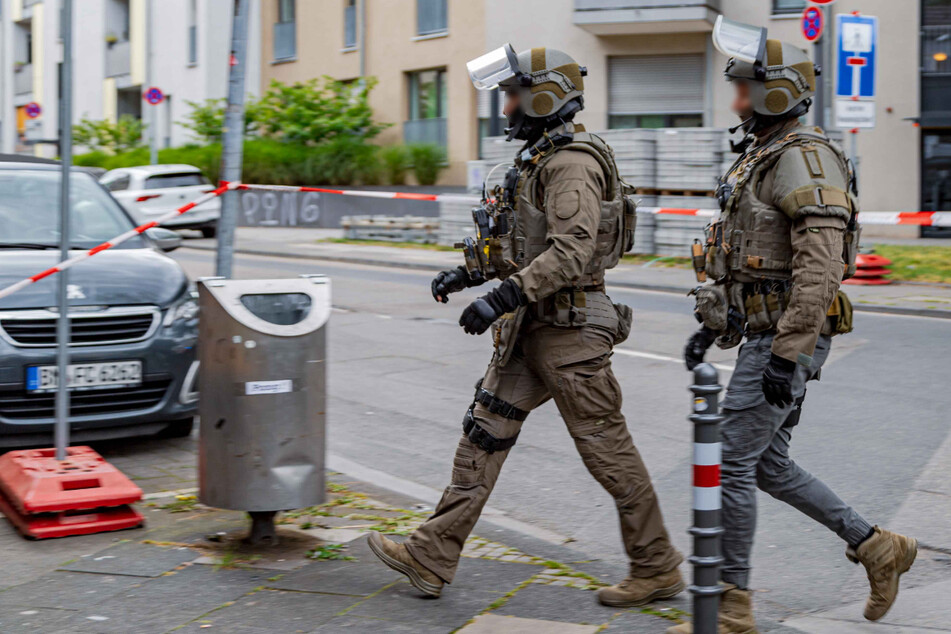 Köln: 26-Jähriger schwebt in Lebensgefahr! Armbrust-Schütze stellt sich Kölner Polizei