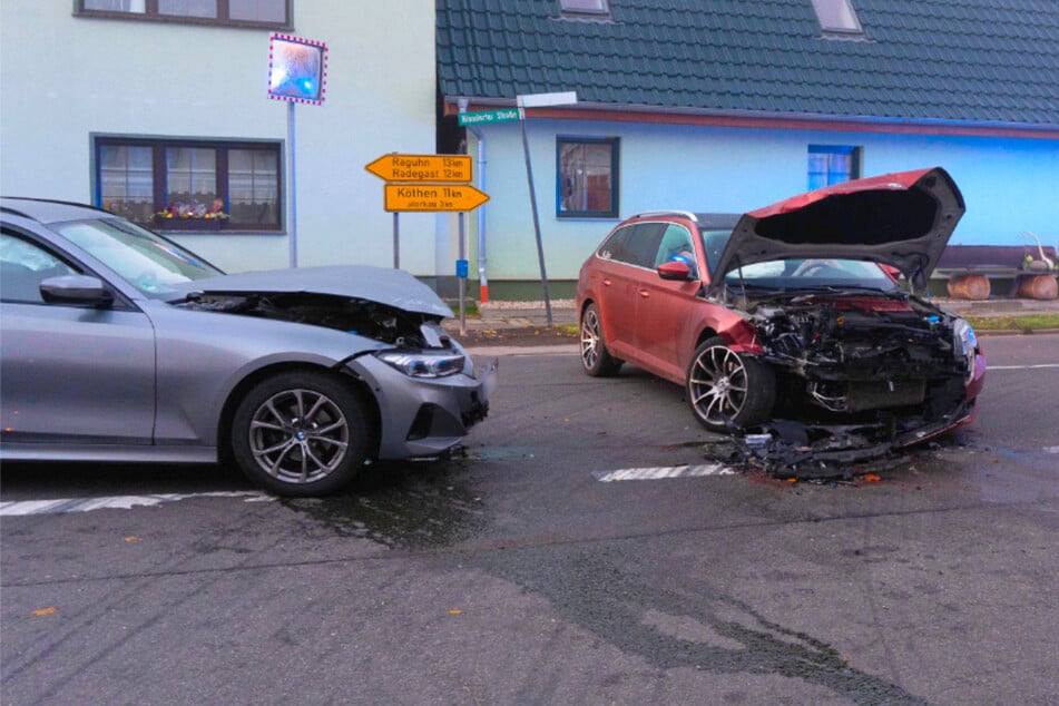 80.000 Euro Schaden! Fahranfängerin (18) schrottet BMW und Skoda