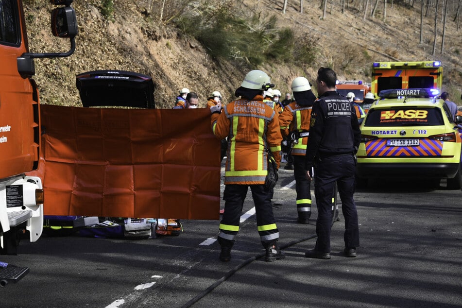 Feuerwehrleute und Polizisten sind am Unfallort im Einsatz.