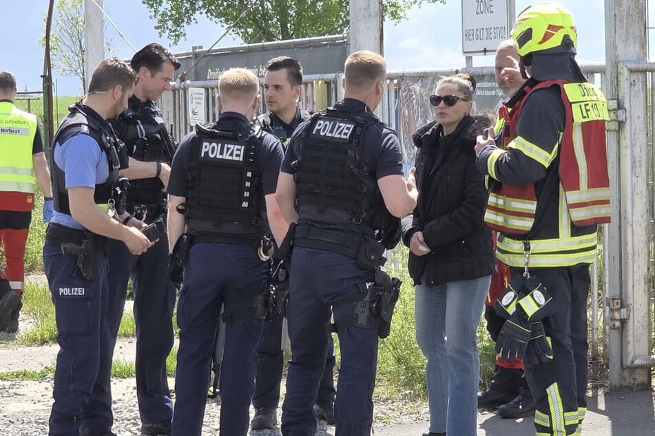 "Tiger-Queen" Carmen Zander im Gespräch mit der Polizei. Wie es mit ihren Raubkatzen weitergeht, ist noch offen.