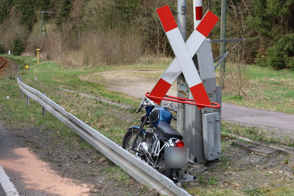 Bei Johanngeorgenstadt ist es am Sonntag zu einem tödlichen Unfall gekommen. Ein Motorradfahrer stürzte an einem Bahnübergang.